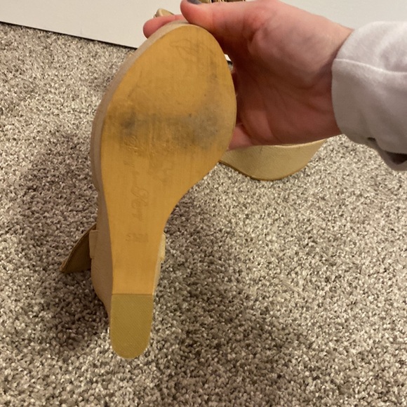 Tan wedges with bow detail - Picture 2 of 4